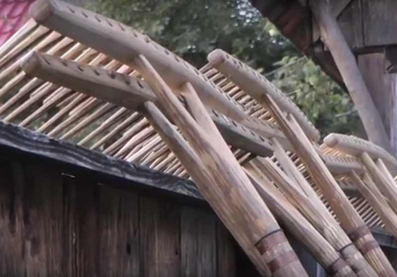 Video: Handmade Romanian rakes and scythes - Scythe Supply